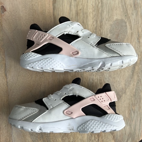 NIKE Huarache Sneakers - Picture 5 of 9